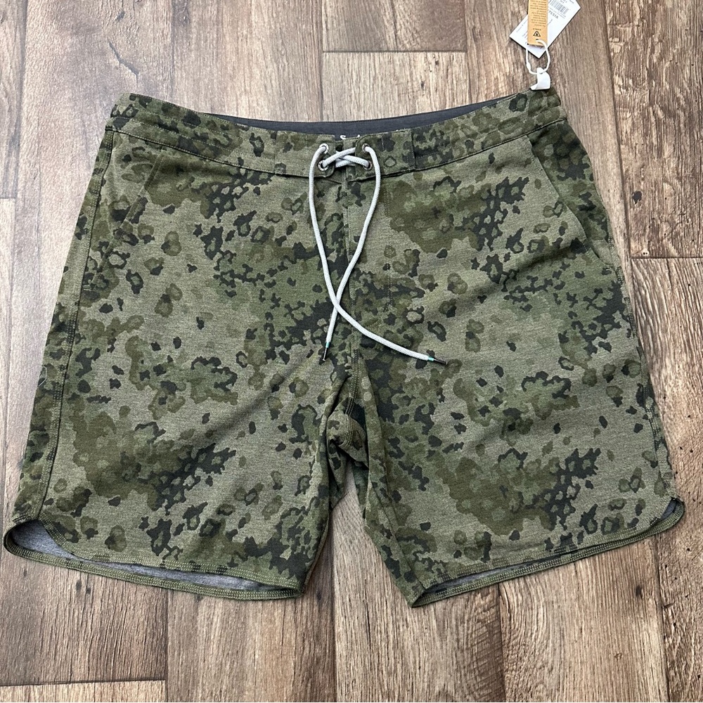 Vissla Shorts Mens Size XXL Camo Green Knit Shorts